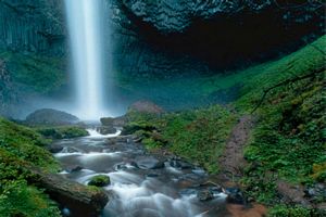 Une cascade eau avec des rochers