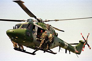 un helicoptere avec des soldats