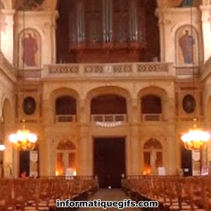 Interieur eglise avec banc et lampe