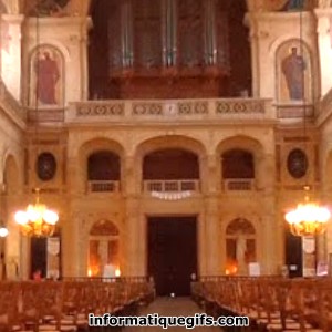 Interieur eglise avec banc et lampe