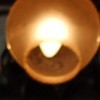 Un lampadaire avec lampe