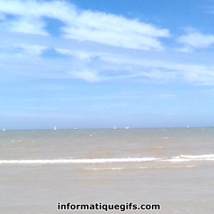 photo plage avec ciel bleu et nuage