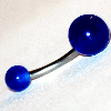 Un piercing bleu