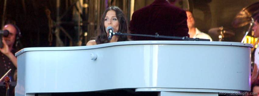 Photo de la chanteuse Pauline sur la scène de Paris France