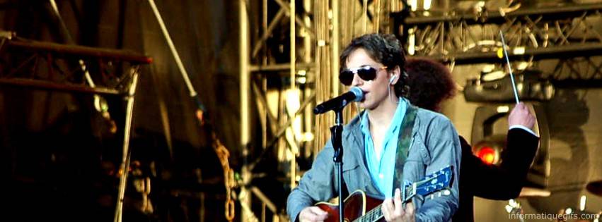 Photo chanteur Raphaël Haroche avec ses lunettes de Soleil