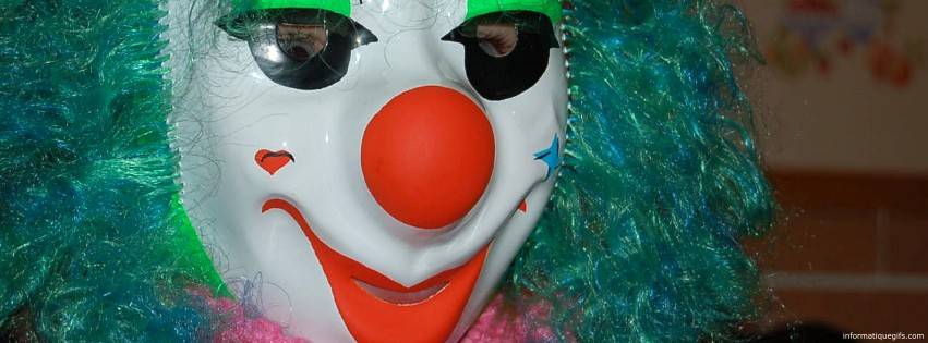 Le masque du clown avec ses cheveux verts