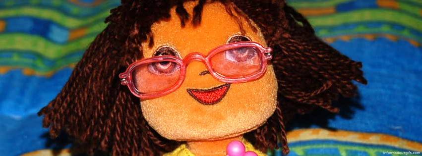 Dora avec des llunettes rose.