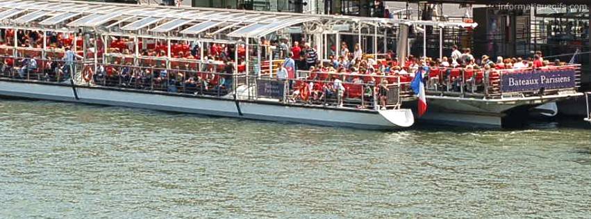 Un beau bateau mouche parisien