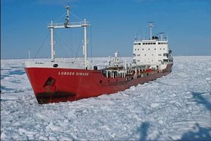 Bateau brise glace avec neige