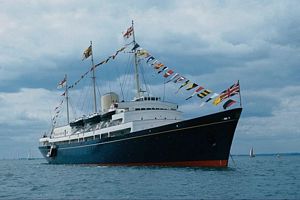 image boat avec des drapeaux