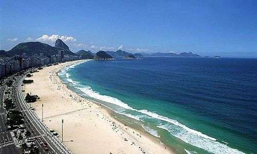 La plage du pays avec des vagues