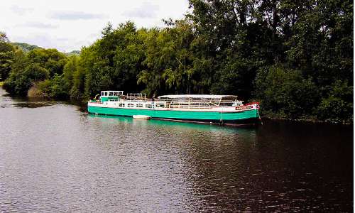 Un bateau peniche dans eau