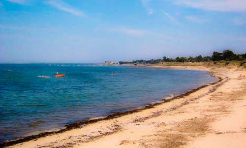 La plage avec eau et sable