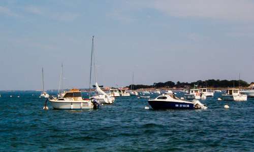 Des bateaux dans le mer