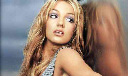Chanteuse contre le mur