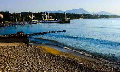 Le Soleil qui se couche sur la plage du pays