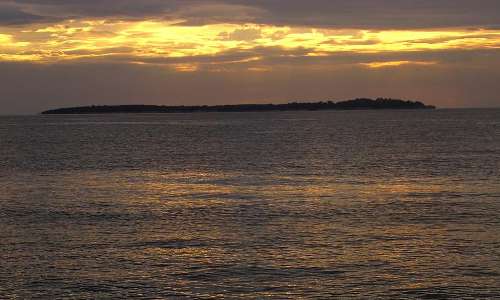 Le soleil qui se couche sur la mer