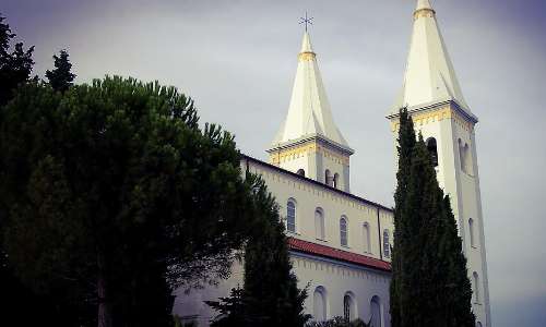 Une eglise avec des arbres