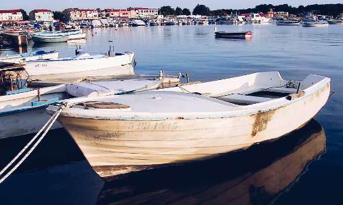 Une petite barque de transport