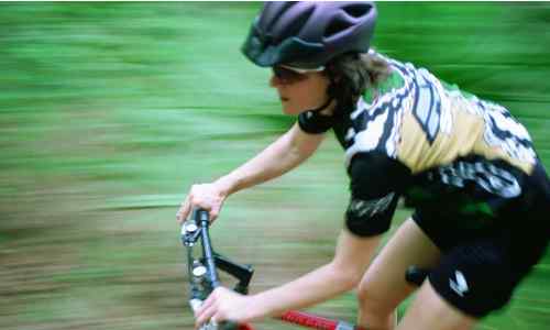 femme avec casque de protection