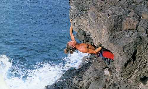 un sportif qui escalade