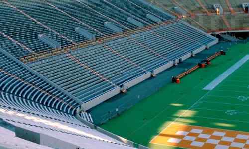 un stade avec les tribunes