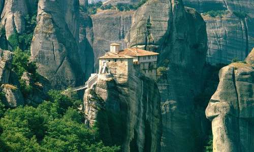 Des grands rochers avec vegetation