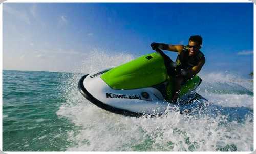 Image jet ski avec sportif