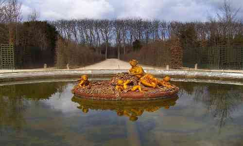 Une fontaine a eau avec statue en Or au centre