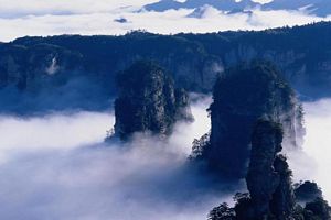 belle falaise avec des nuages