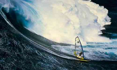 La mer avec grande vague et bateau