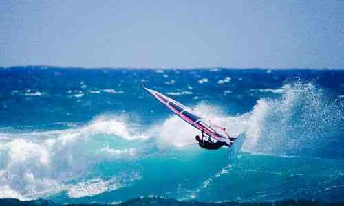 Un sportif sur les vagues