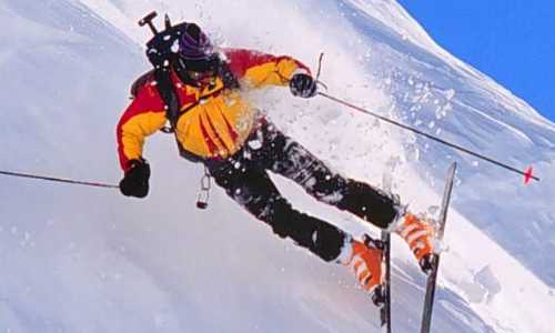 Un sportif avec manteau neigeux