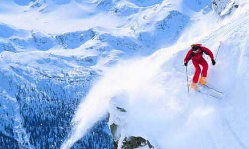 Skier au bord de la falaise