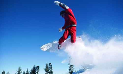 un sportif qui fait un saut