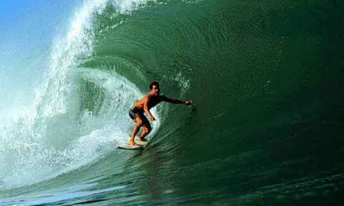 il tient equilibre sous la vague