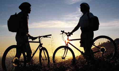deux cyclistes au couche de soleil