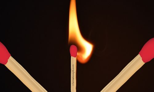 Image allumette en feu et en bois