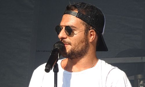 chanteur avec casquette et micro