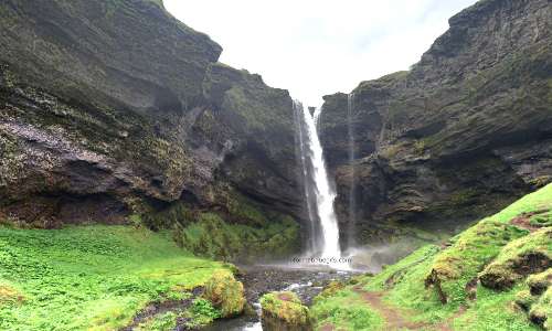 Cascade eau avec rocher