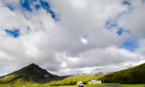 Le volcan islande avec voiture