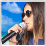 chanteuse sur la plage