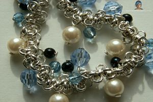 Un collier de femme avec perles bleues et blanches