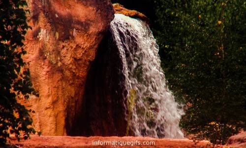 Eau qui coule de la cascade