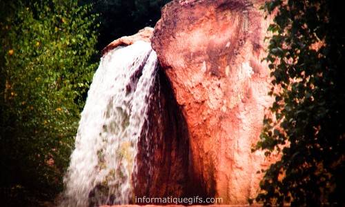 Beau rocher avec eau