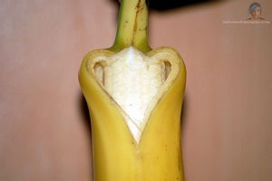 Une banane fruit avec symbole amoureux