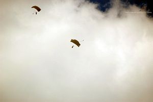 Un homme avec son parachute et des nuages blancs