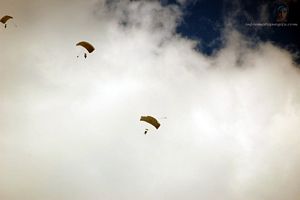 Niuage blanc avec trois personnes