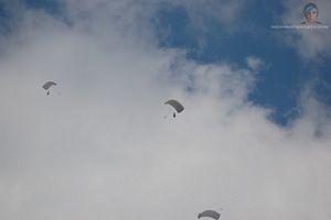 image ciel sombre avec parachute