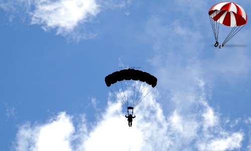 photo parachutiste avec son appareil